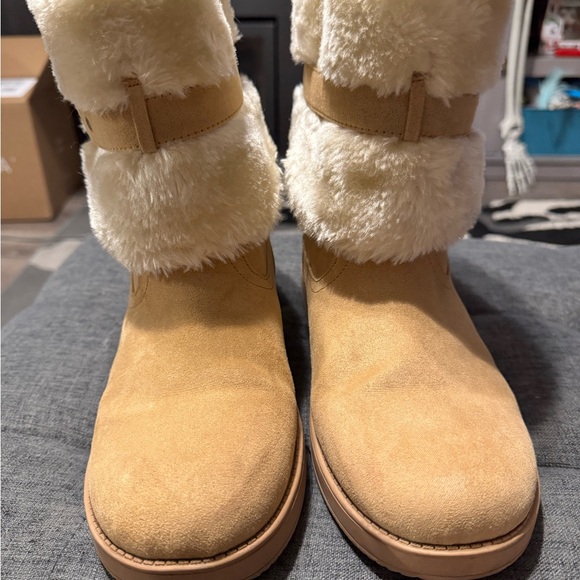Guess Cream and Tan Fur Boots - Picture 2 of 7